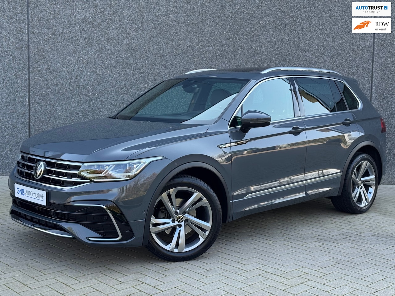 Volkswagen Tiguan - 1.5 TSI R-Line | Pano | Head-up | Dodehoekassistent | Keyless | Travelassist | ACC | Carpl - AutoWereld.nl