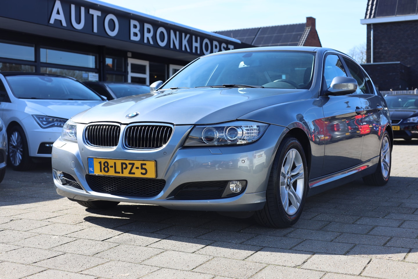 BMW 3-serie - 318i AUTOMAAT | NAVI | LEDER | NAP | TREKHAAK - AutoWereld.nl