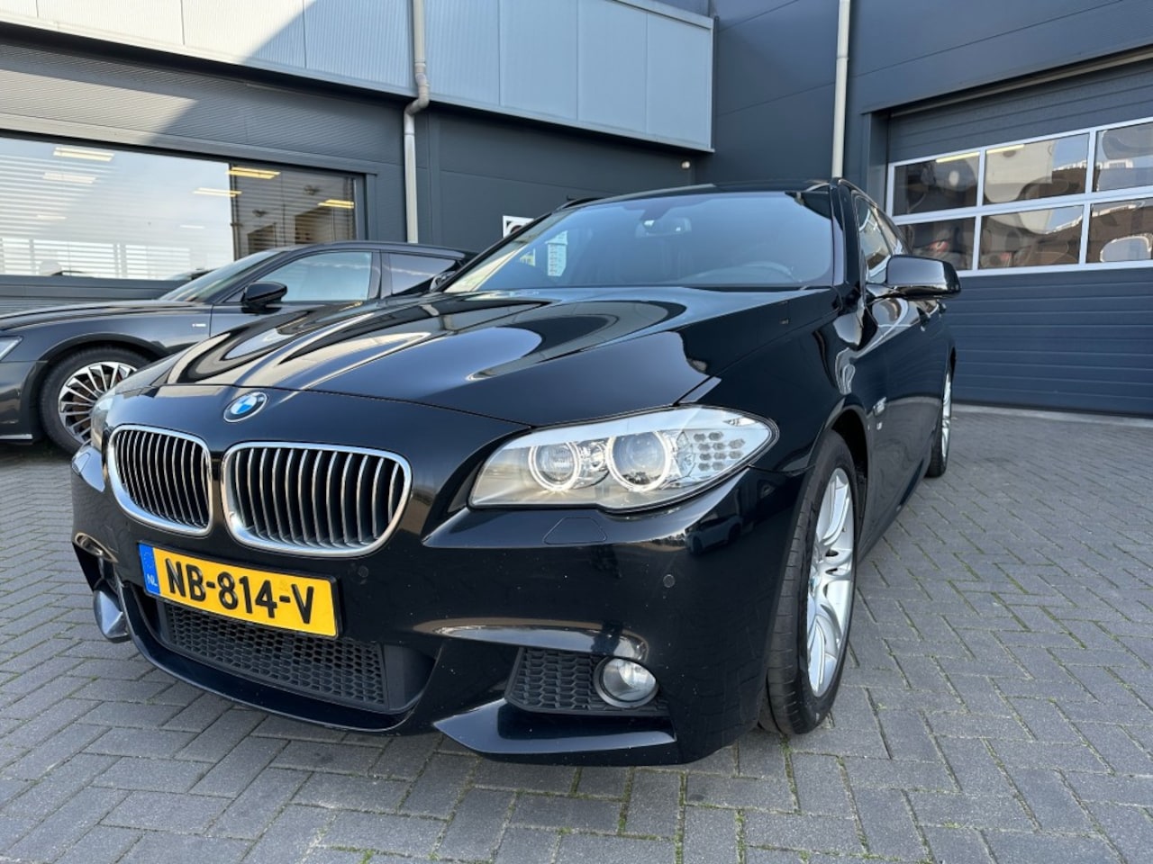 BMW 5-serie - met nieuwe APK! Trekhaak, PDC, airco, navigatie, cruise control, met M-pakket - AutoWereld.nl