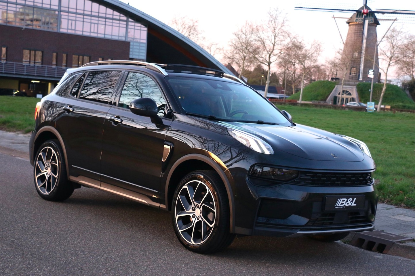 Lynk & Co 01 - 1.5 PHEV Hybride 7DCTH Aut 261Pk Zwart Black Out Edition 1e eigenaar Full Option Panoramad - AutoWereld.nl