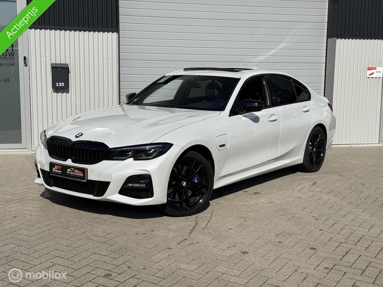 BMW 3-serie - 330e xDrive M-sport individual High Executive - AutoWereld.nl