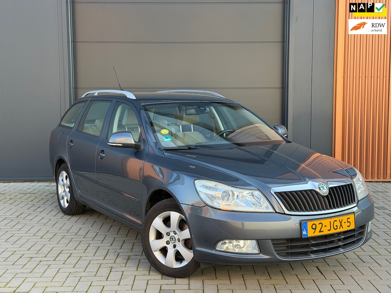 Skoda Octavia Combi - 1.8 TSI Elegance|Nwe remmen & banden|Parkeersensoren|Trekhaak|Cruise Control|Airco - AutoWereld.nl