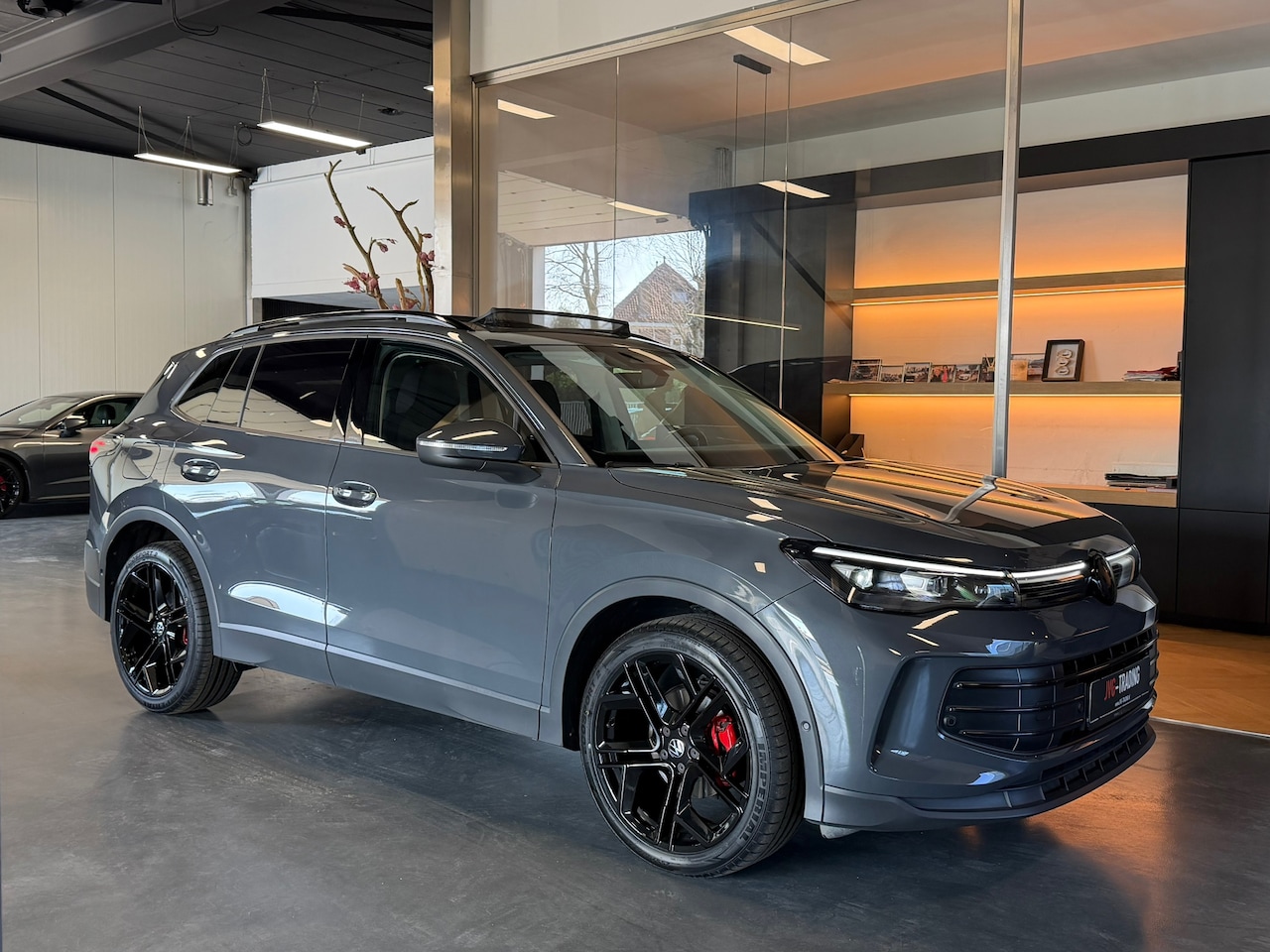 Volkswagen Tiguan - 1.5 eTSI Black style Panorama Camera Keyless - AutoWereld.nl