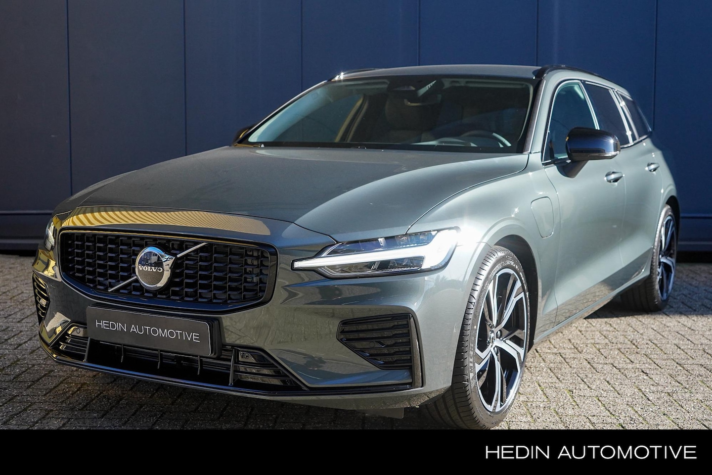 Volvo V60 - 2.0 T8 Plug-in hybrid AWD Plus Dark | 19 inch | Pilot Assist | Park Assist | Harman/Kardon - AutoWereld.nl