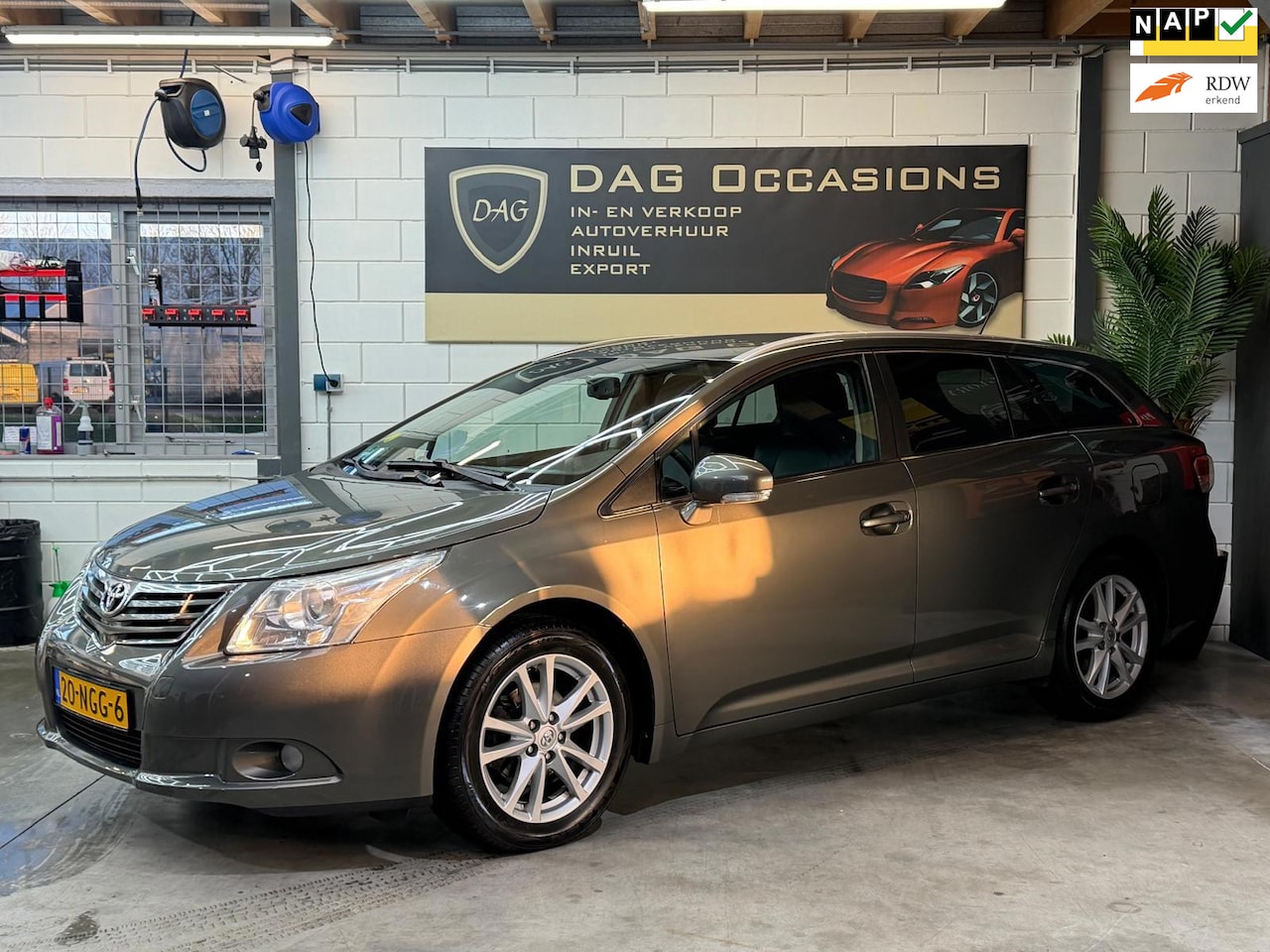 Toyota Avensis Wagon - 2.0 D-4D Business CAMERA|LEER|TREKHAAK|DEALER ONDERHOUDEN - AutoWereld.nl