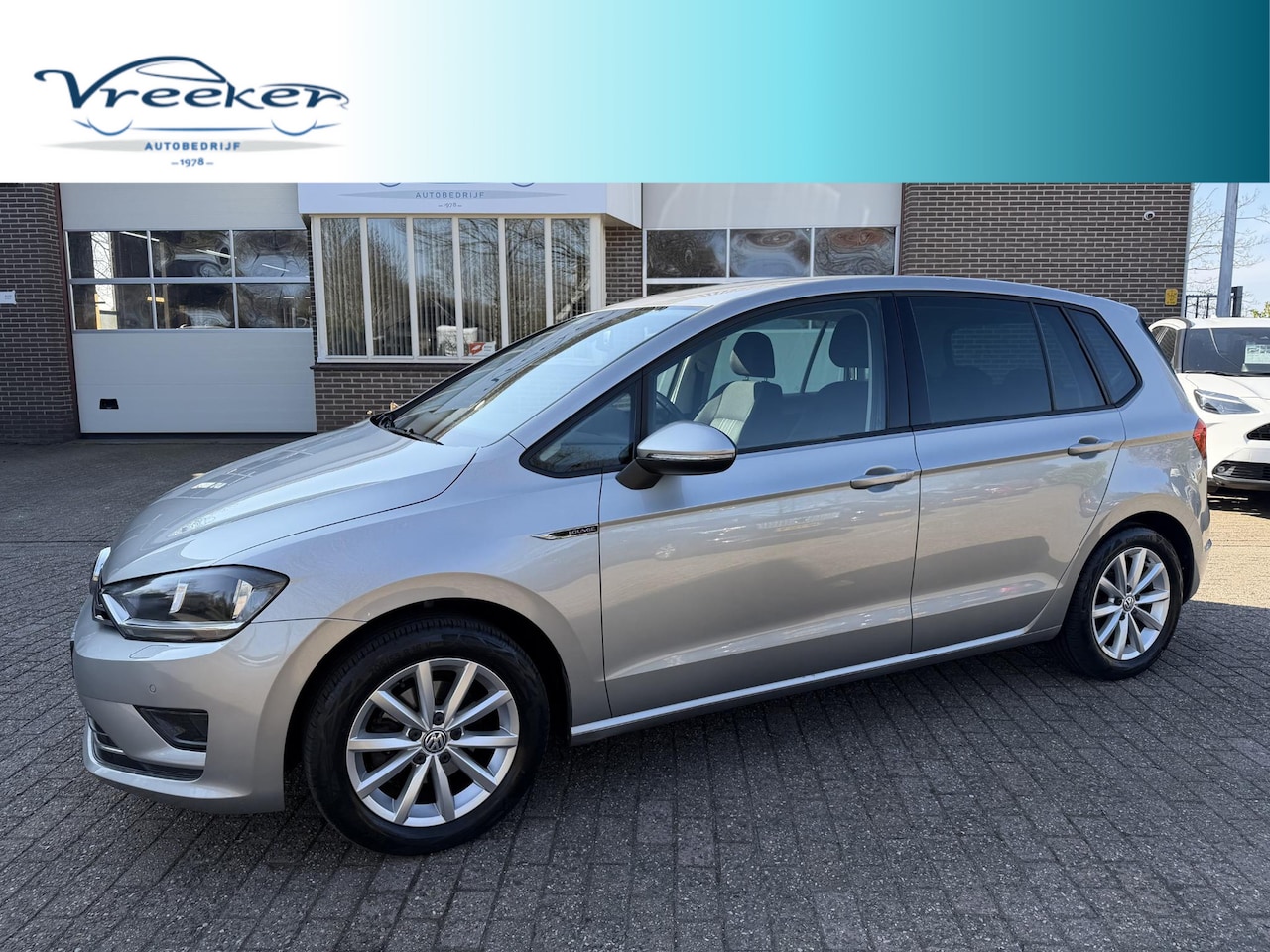 Volkswagen Golf Sportsvan - 1.2 TSI Business Edition Connected Navi l automaat l trekhaak - AutoWereld.nl