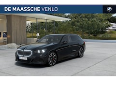 BMW 5-serie Touring - 530e M Sport Automaat / Panoramadak / Trekhaak / Bowers & Wilkins / Parking Assistant Plus