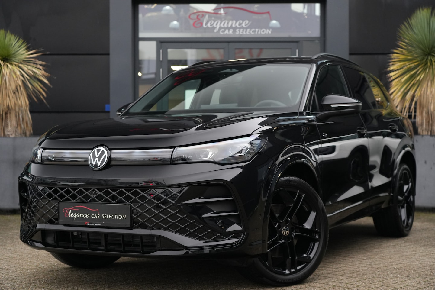 Volkswagen Tiguan - 1.5 eHybrid R-Line Edition 204pk Panoramadak/Trekhaak/360Camera - AutoWereld.nl