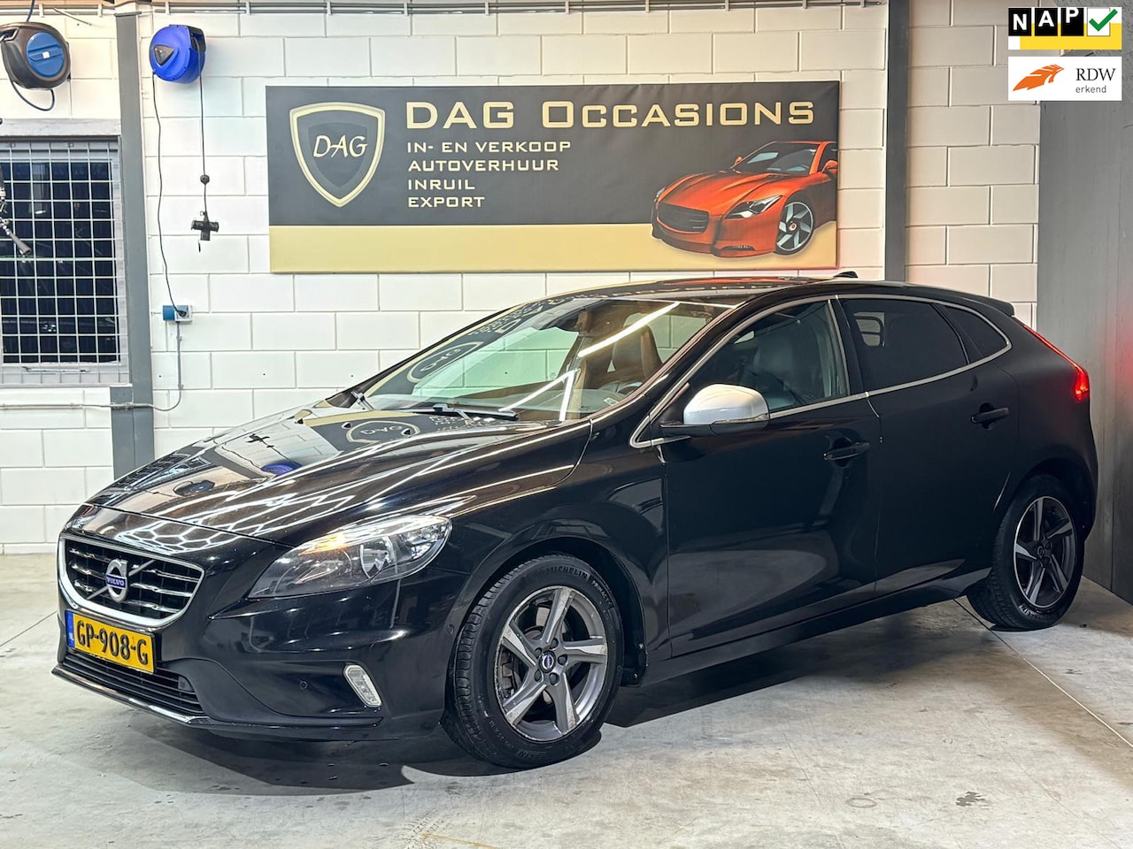 Volvo V40 - 2.0 D3 R-Design AUTOMAAT|PDC|LEER|TREKHAAK|CRUISE - AutoWereld.nl