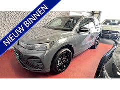 Volkswagen Tiguan - 1.5 eHYBRID 272 PK NW AUTO R-LINE VW.TREKHAAK BLACK PANO XL.NAVI STOEL/STUUR VERW. BLACK.S