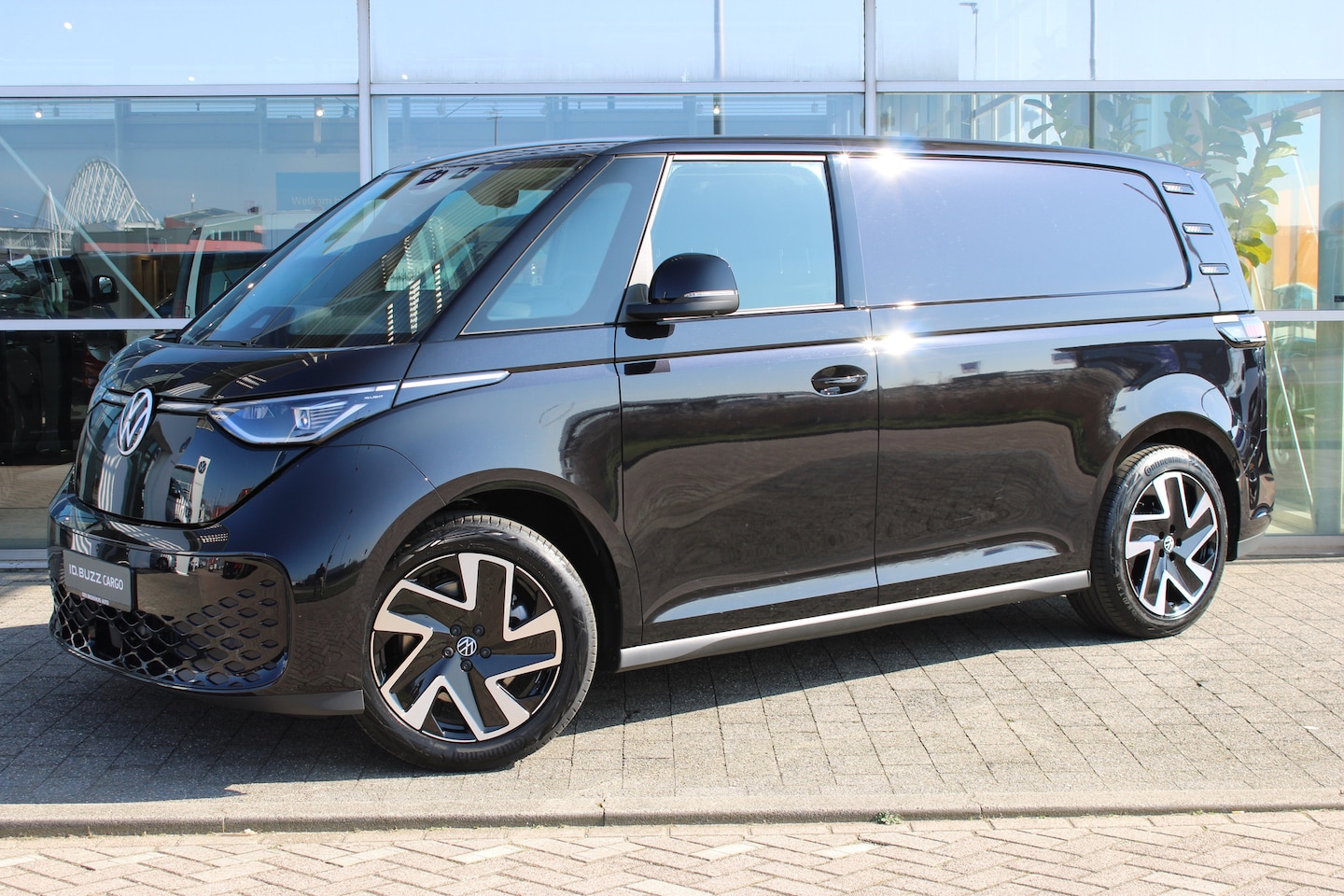 Volkswagen ID. Buzz Cargo - Bulli Edition 79 kWh 250kW /340 PK | Airstop banden 235/50 R20 104 T XL vóór en 265 / 45 R - AutoWereld.nl