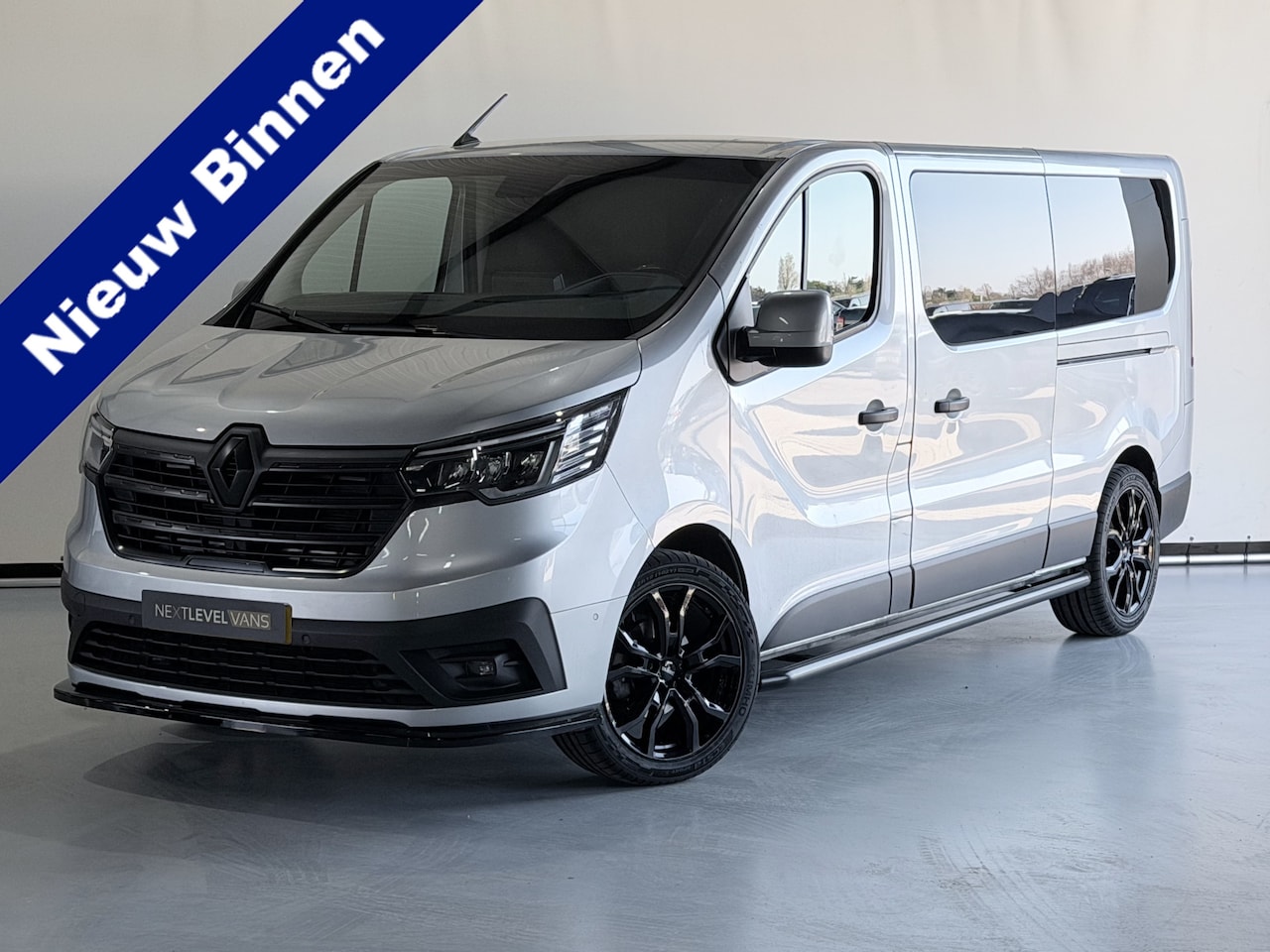 Renault Trafic - 2.0 dCi 130PK T30 L2H1 Work Edition 2 x Schuifdeur / Laadruimte bekleed / Led - AutoWereld.nl