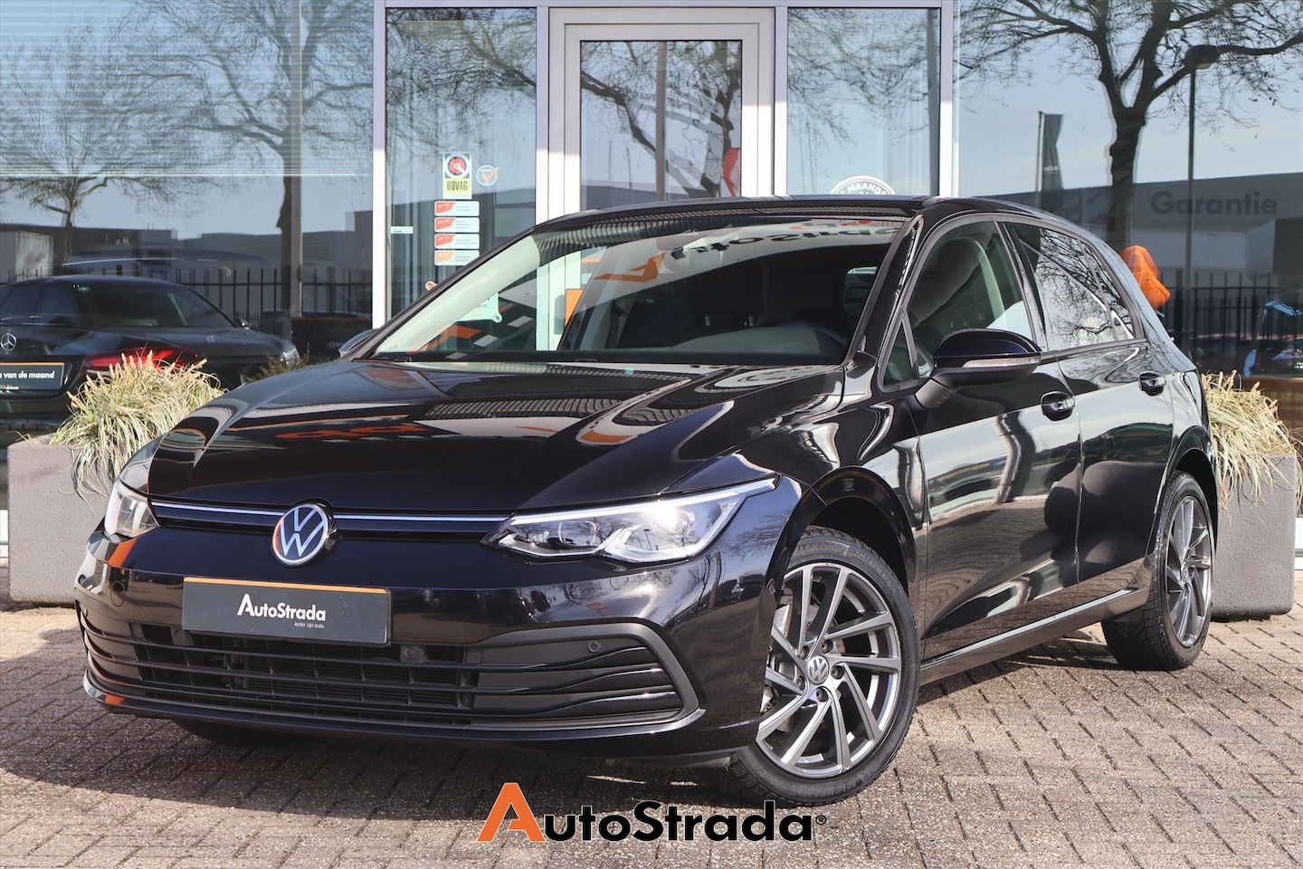 Volkswagen Golf - 1.0 Life Business TSI 110pk | Virtual | Navigatie | Carplay | ACC | Climate | LED | - AutoWereld.nl