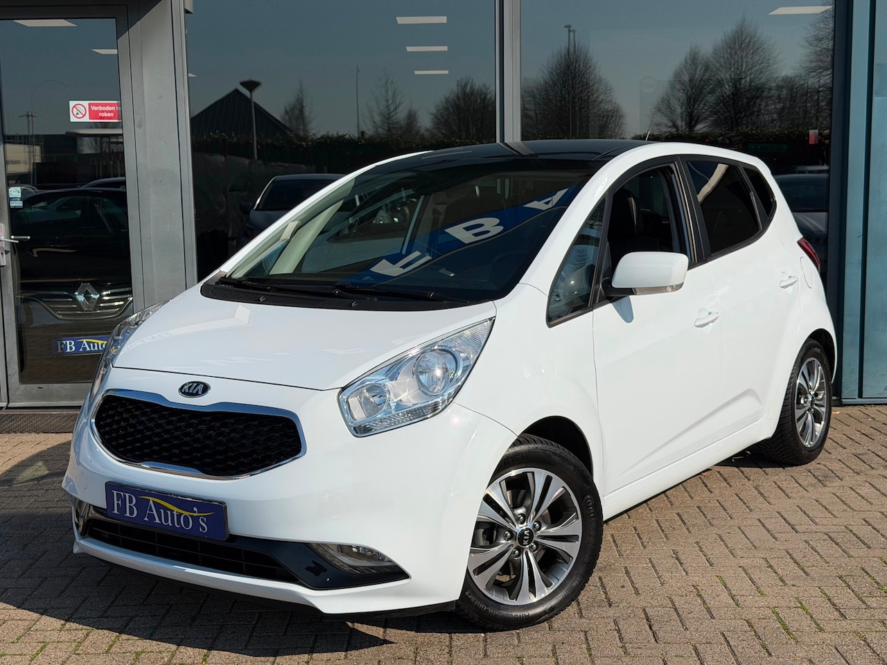 Kia Venga - 1.4 CVVT ExecutiveLine Airco Navi Panodak Cruise - AutoWereld.nl