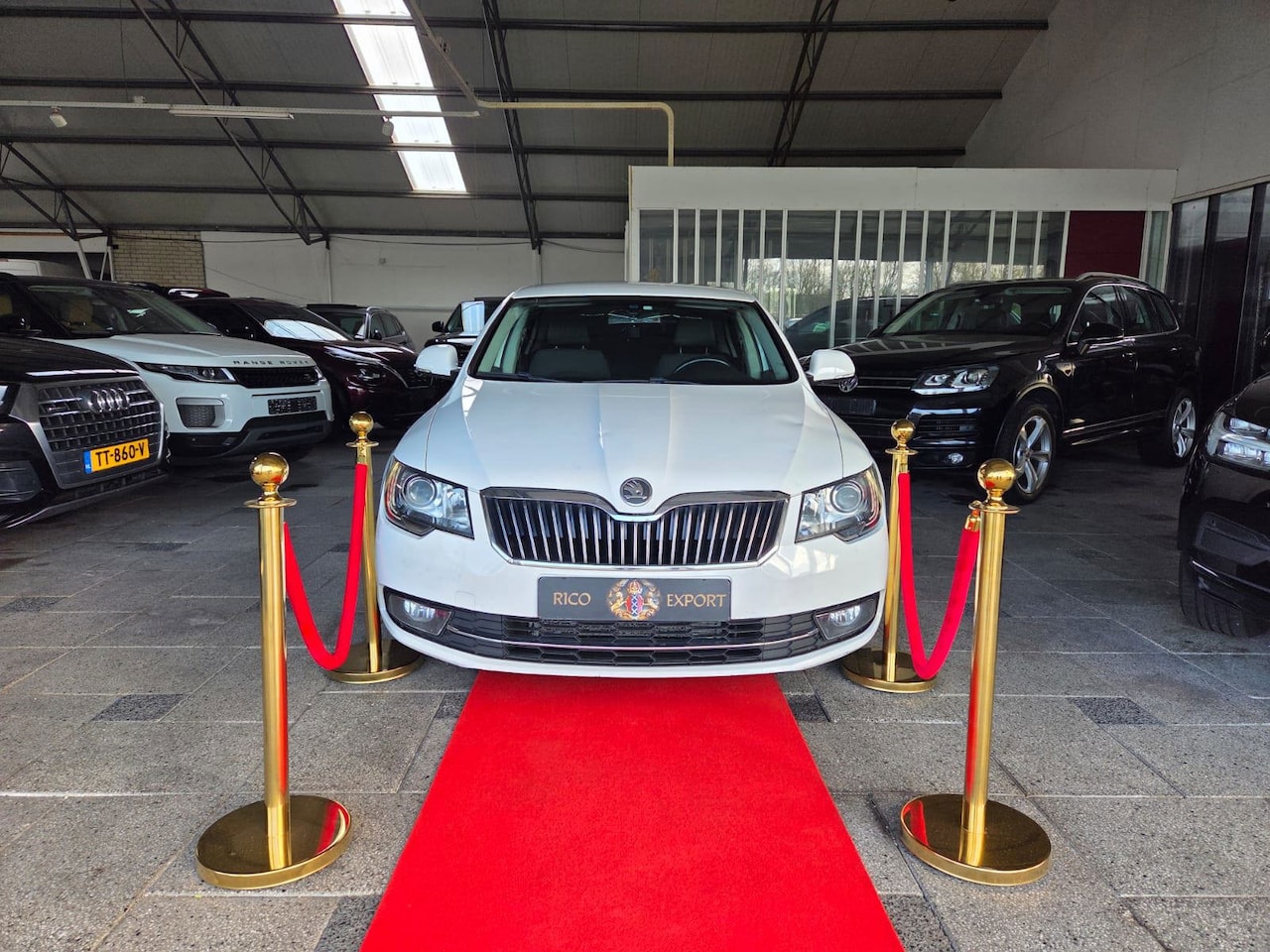 Skoda Superb - 2.0 TDI AUTOMAAT SEDAN LIMOUSINE FULL! - AutoWereld.nl