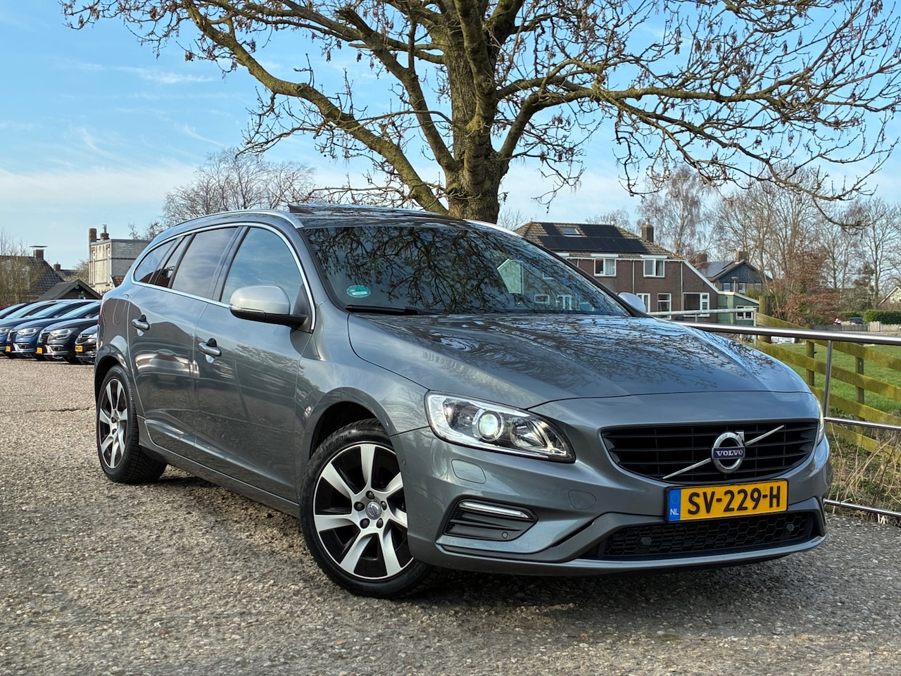 Volvo V60 - 2.0 D4 | R-Desing + Schuif/kanteldak + Camera + Cruise + Navi Nu € 11.975,-!!! - AutoWereld.nl