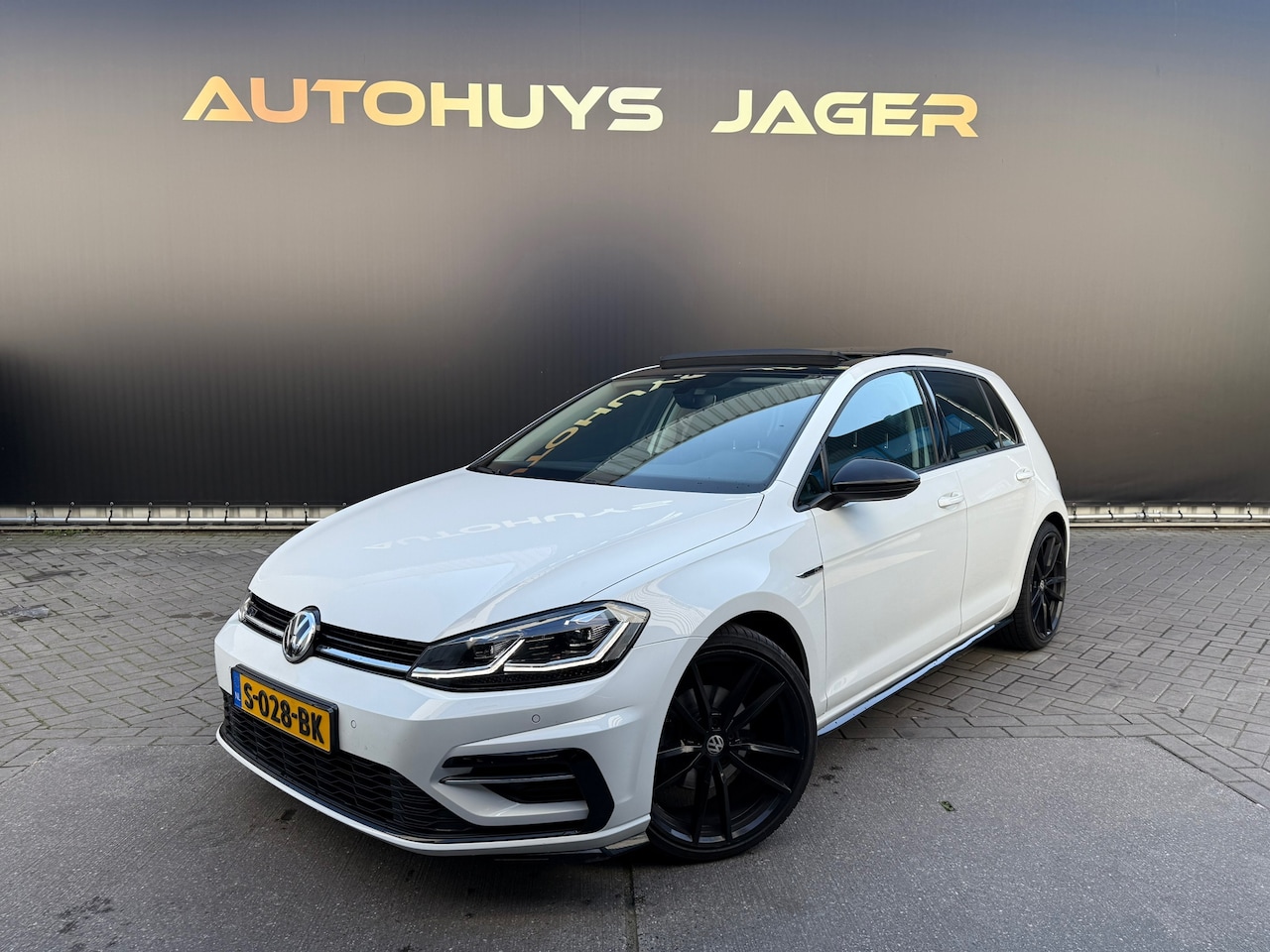 Volkswagen Golf - 1.5 TSI Highline Business R Pano Virtual Carplay Camera - AutoWereld.nl