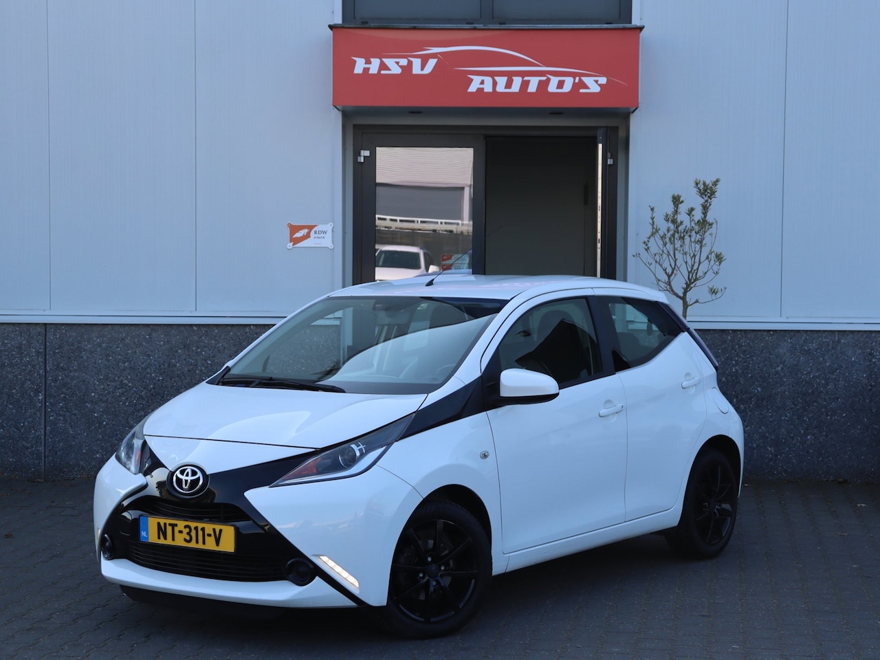 Toyota Aygo - 1.0 VVT-i x-play airco LM 4-deurs - AutoWereld.nl