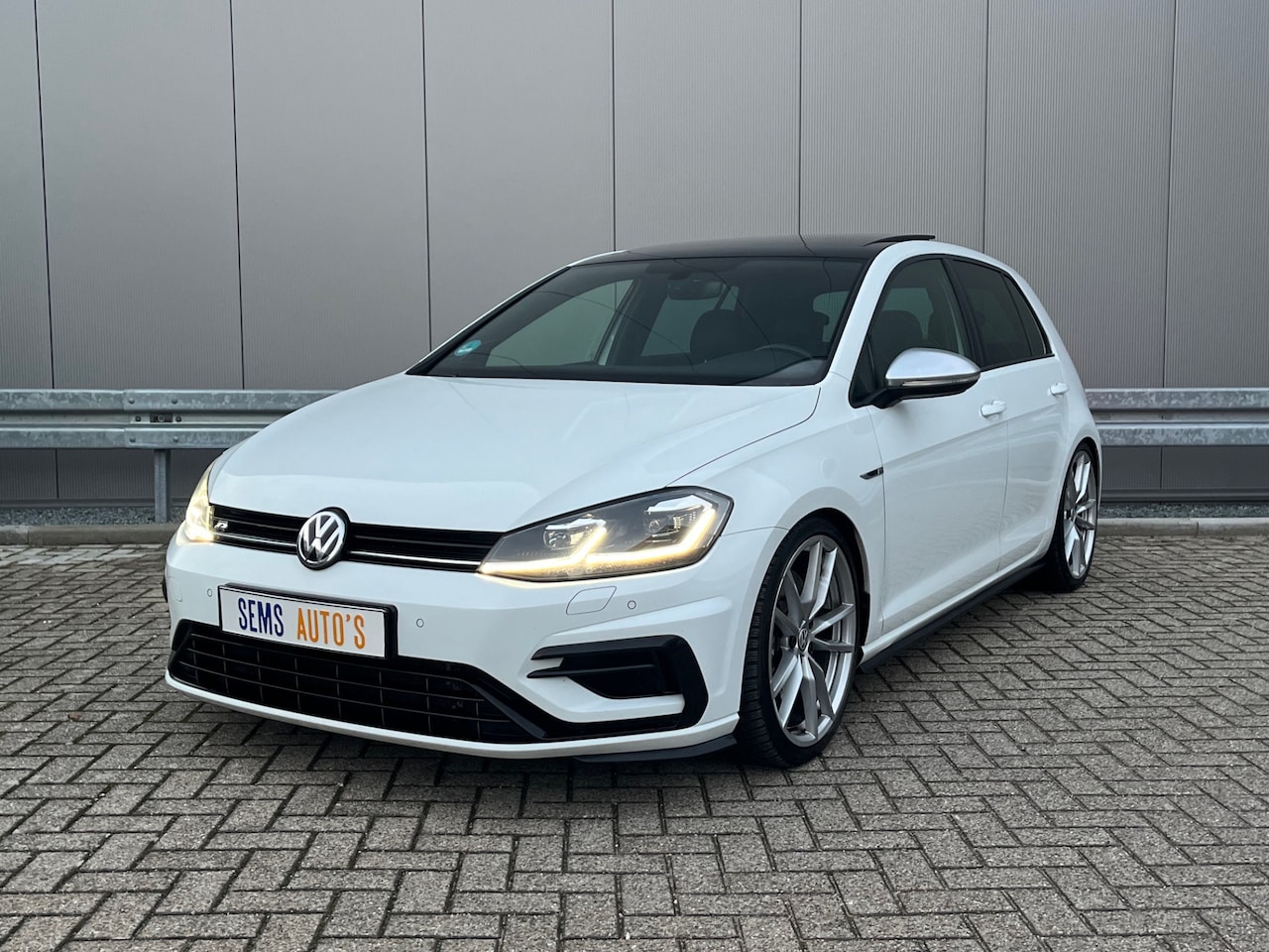 Volkswagen Golf - 7.5 R20 4 MOTION Pano / Camera / Dynaudio / Leer - AutoWereld.nl
