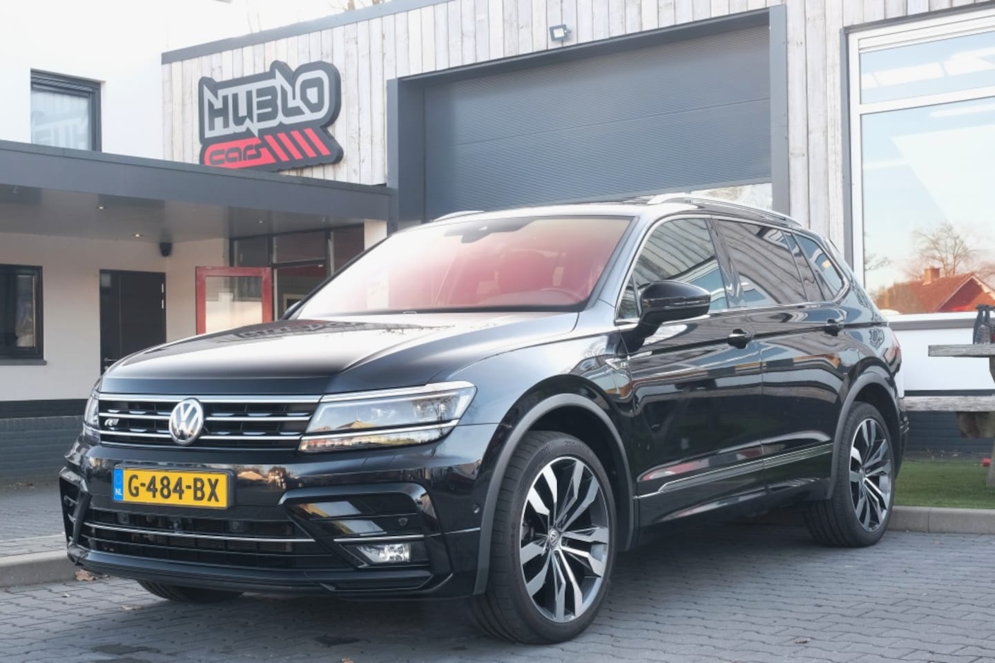 Volkswagen Tiguan Allspace - 1.5 TSI R-Line Pano, Muziek, 360, Trekhaak - AutoWereld.nl