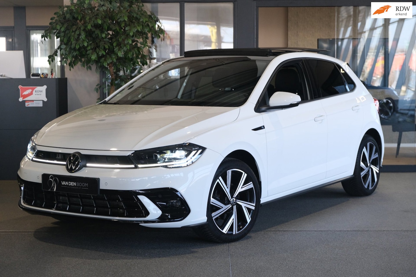 Volkswagen Polo - 1.0 TSI 2x R-Line Facelift DSG Pano IQ Led NaviPro Cam Kessy - AutoWereld.nl