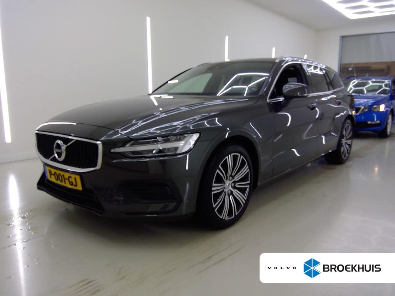 Volvo V60 - 2.0 B4 Core | Stoel en stuurwielverwarming | Lederen bekleding | Parkeersensoren voor en a - AutoWereld.nl