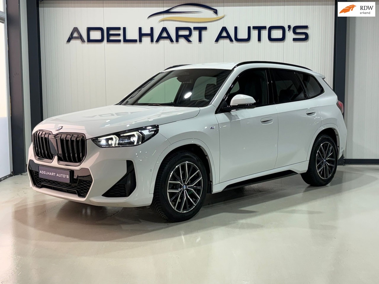 BMW X1 - SDrive18i M Sport Automaat / Navigatie full map / Camera / Lederen interieur / Elektrische - AutoWereld.nl