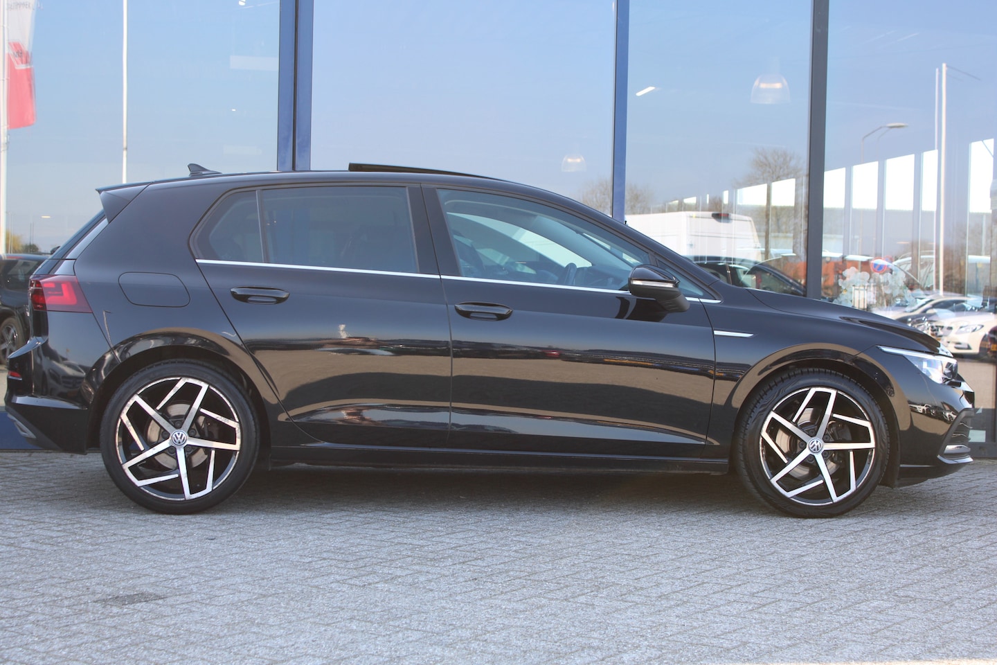 Volkswagen Golf - 1.5 eTSI 150PK Style PANORAMADAK MEMORY ACC SFEER CARPLAY 18'' - AutoWereld.nl