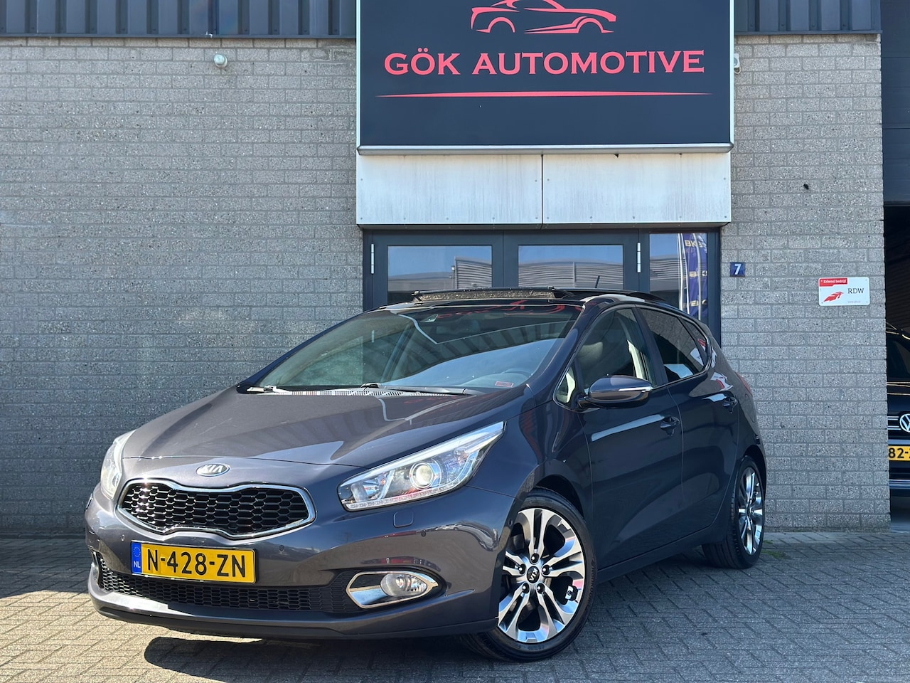 Kia Cee'd - 1.6 GDI Plus Pack / Pano / Line Assist / Carplay / Automaat / Xenon / Stuurverwarming / St - AutoWereld.nl