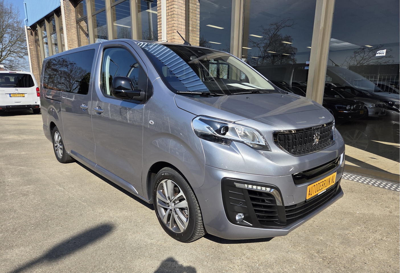 Opel Vivaro-e - / Peugeot e-Traveller 75 kWh Allure VIP Lederen bekleding 7 Persoons Full Options - AutoWereld.nl