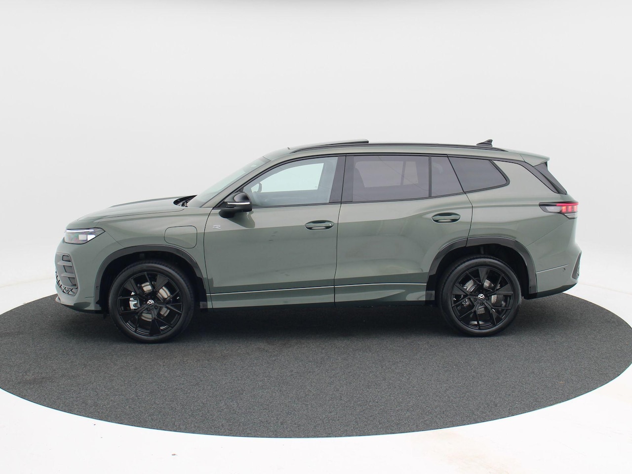 Volkswagen Tayron - R-Line Edition 1.5 eHybrid 272 PK | Trekhaak | HUD | Pano | 360 Camera | Black style | - AutoWereld.nl