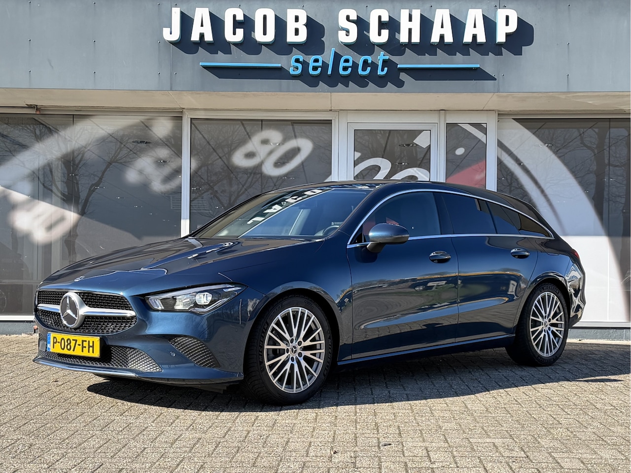 Mercedes-Benz CLA-klasse Shooting Brake - 180 Business Solution Luxury Automaat / Leder / PDC v+a / Navigatie / Keyless / Led - AutoWereld.nl