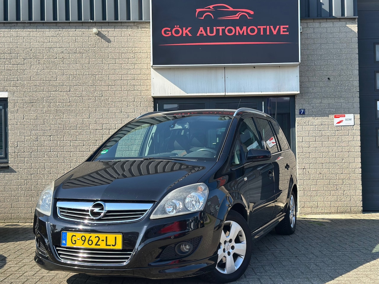 Opel Zafira - 1.8 Executive / Carplay / OPC Uitgevoerd / 7 Persoons / Airco / LM Velgen - AutoWereld.nl