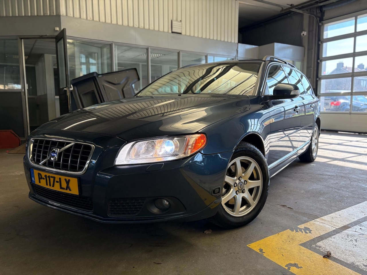 Volvo V70 - 2.0F | Trekhaak | LMV | Cruise control | Stoelverwarming Voor & Achter | Climate | Airco | - AutoWereld.nl
