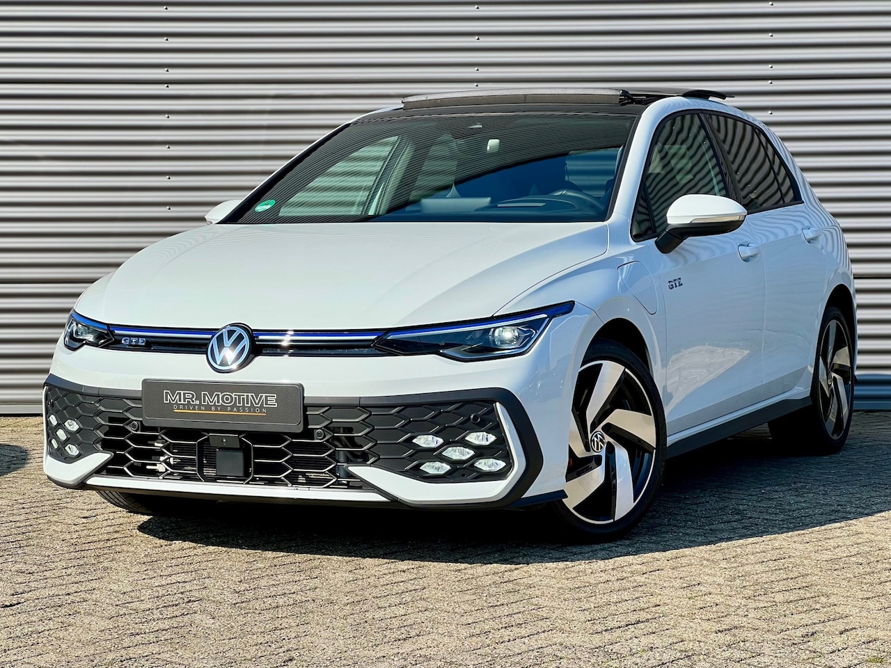 Volkswagen Golf - 1.5 eHybrid GTE 272 PK | IQ-Light | Panorama | Trekhaak | 360 Camera | Head-Up | DCC - AutoWereld.nl