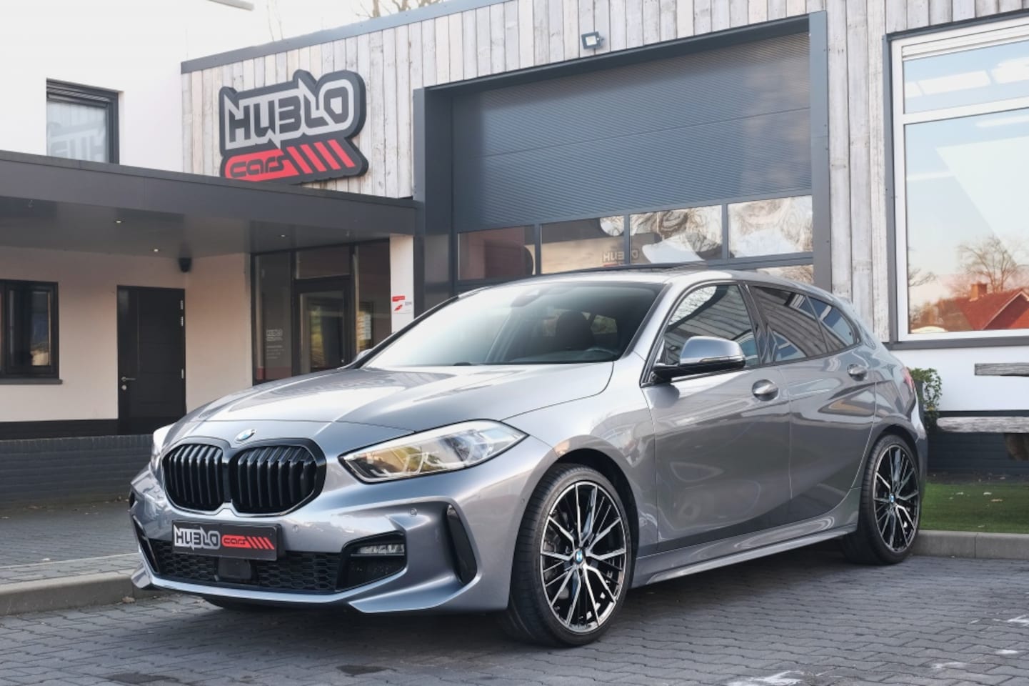 BMW 1-serie - 118i M Sport 118i M-Sport, Pano, HUD, Kuipstoelen, HK Muziek, Memory! - AutoWereld.nl