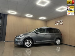 Volkswagen Touran - 1.6 TDI SCR Comfortline Business * 7 Persoons / Carplay / Trekhaak / NL Auto
