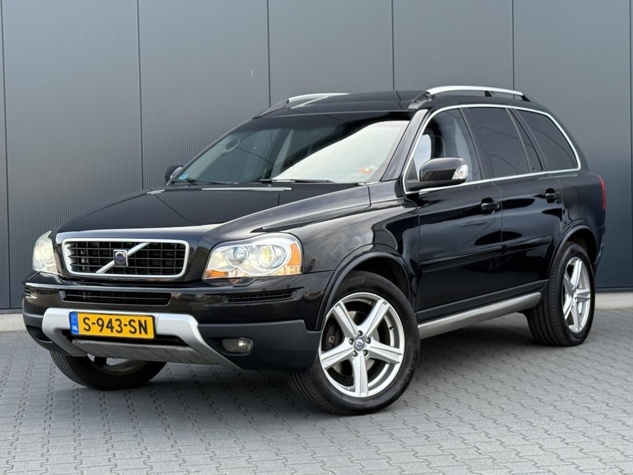 Volvo XC90 - 2.4 D5 R-Design 7-Persoons - Leder - Xenon - Navi - Trekhaak - AutoWereld.nl