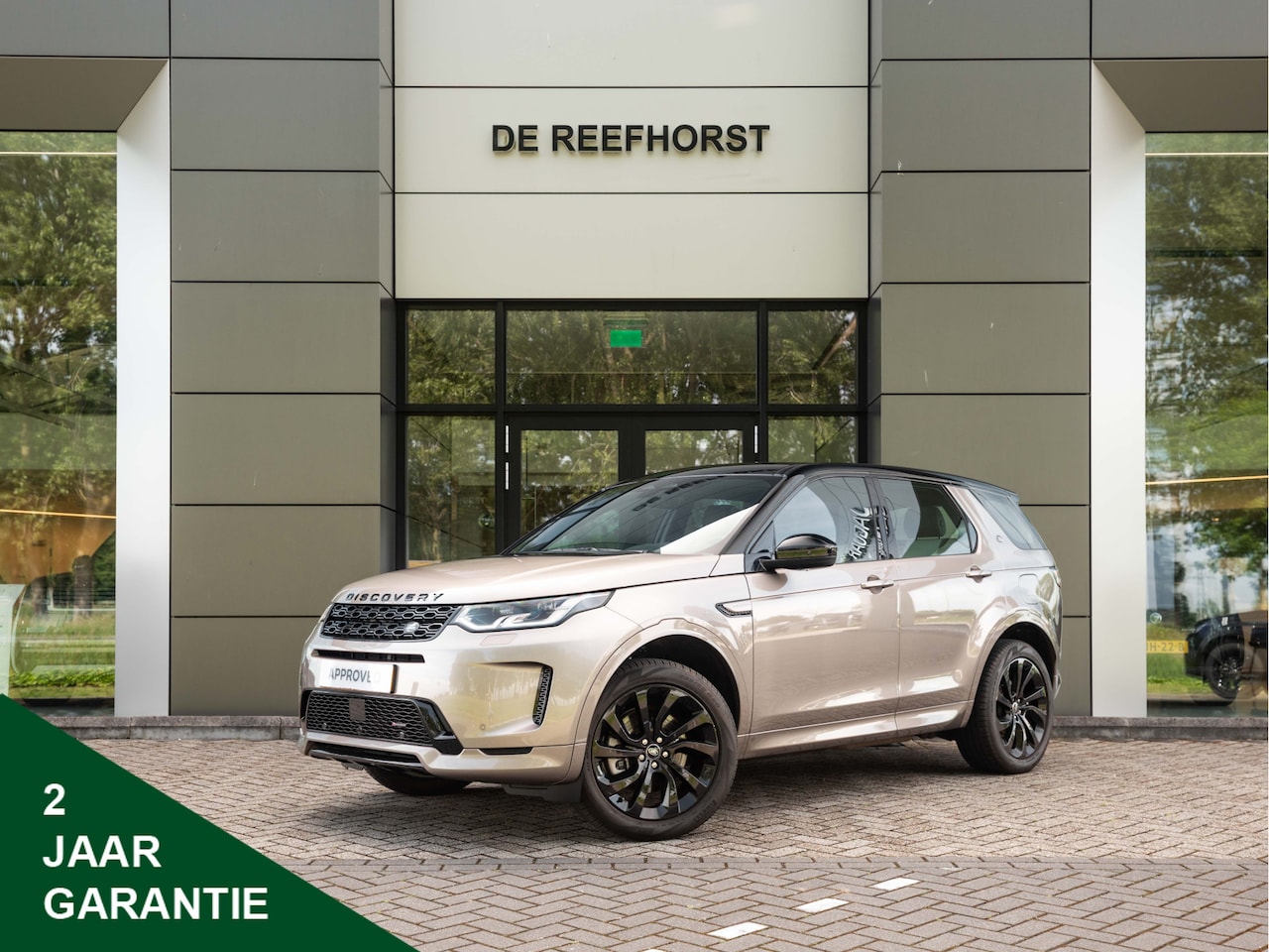 Land Rover Discovery Sport - P300e R-Dynamic S | 10-2023 |  Light Oyster | Adaptive Cruise | Elektrische trekaak | 24 m - AutoWereld.nl