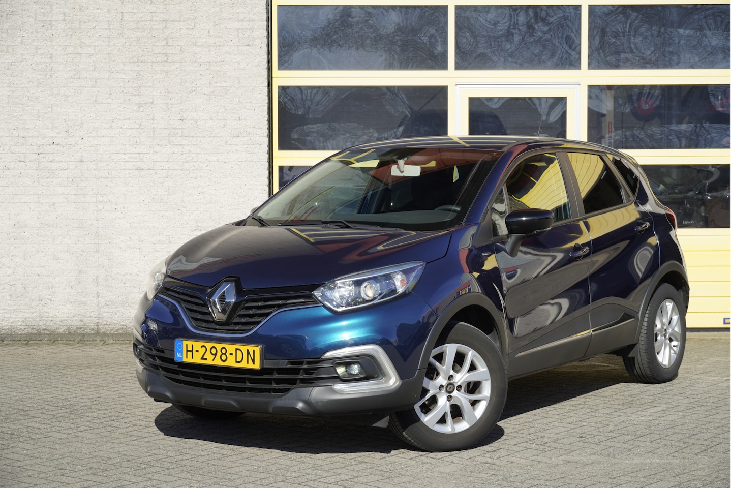 Renault Captur - 0.9 TCe Limited BJ2019 Lmv 16" | Led | Pdc | Keyless entry | Navi | Airco | Cruise control - AutoWereld.nl