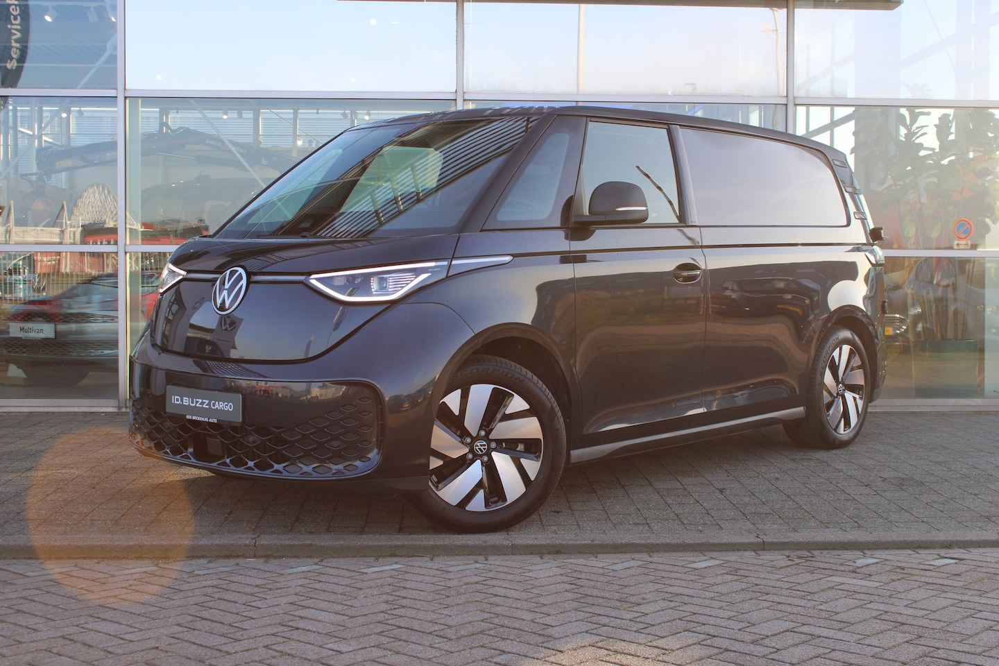 Volkswagen ID. Buzz Cargo - Bulli Edition 286PK 79 kWh | 286 pk | NW Model | Trekhaak | Achterdeuren | 19" Velgen 'Til - AutoWereld.nl