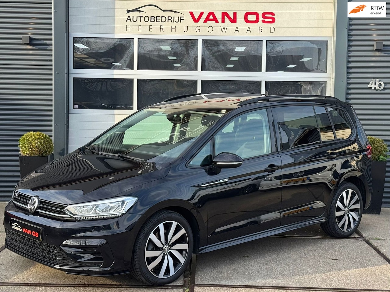 Volkswagen Touran - 1.5 TSI Comfortline 7p l Automaat l R-Line l LM velgen l Achteruitrij camera l Vol opties - AutoWereld.nl