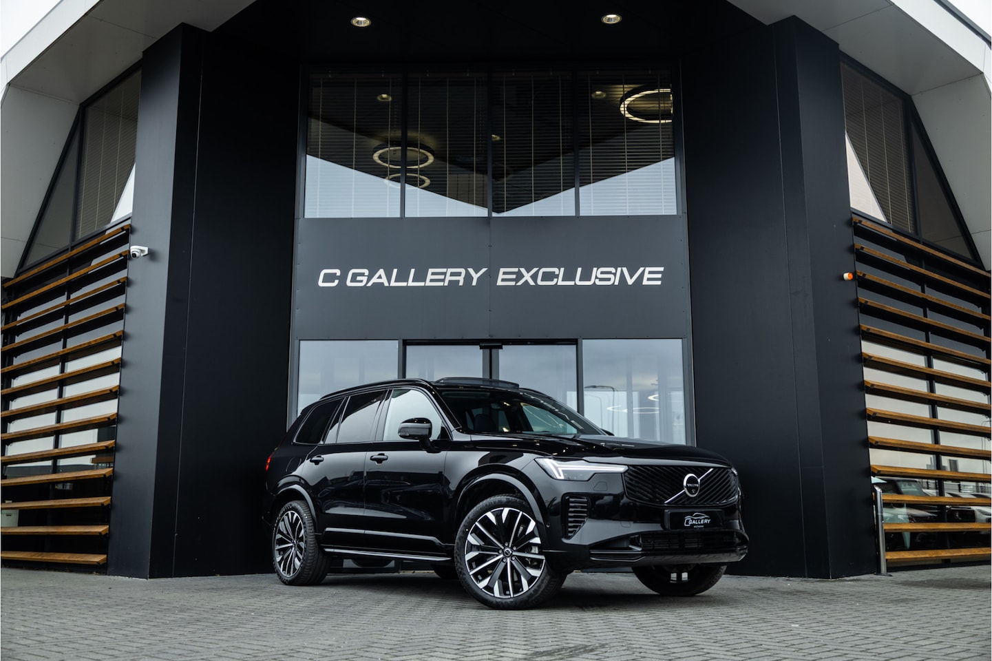 Volvo XC90 - 2.0 T8 Plug-in hybrid AWD Ultra Dark - Panorama | Luchtvering | H&K | Memory | 360 Camera - AutoWereld.nl