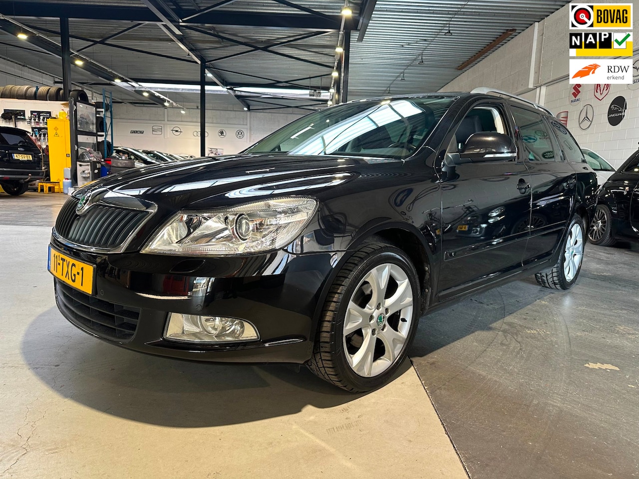Skoda Octavia Combi - 1.2 TSI Elegance Business Line/Schuifdak/trekhaak/Navi/Apk nieuw - AutoWereld.nl