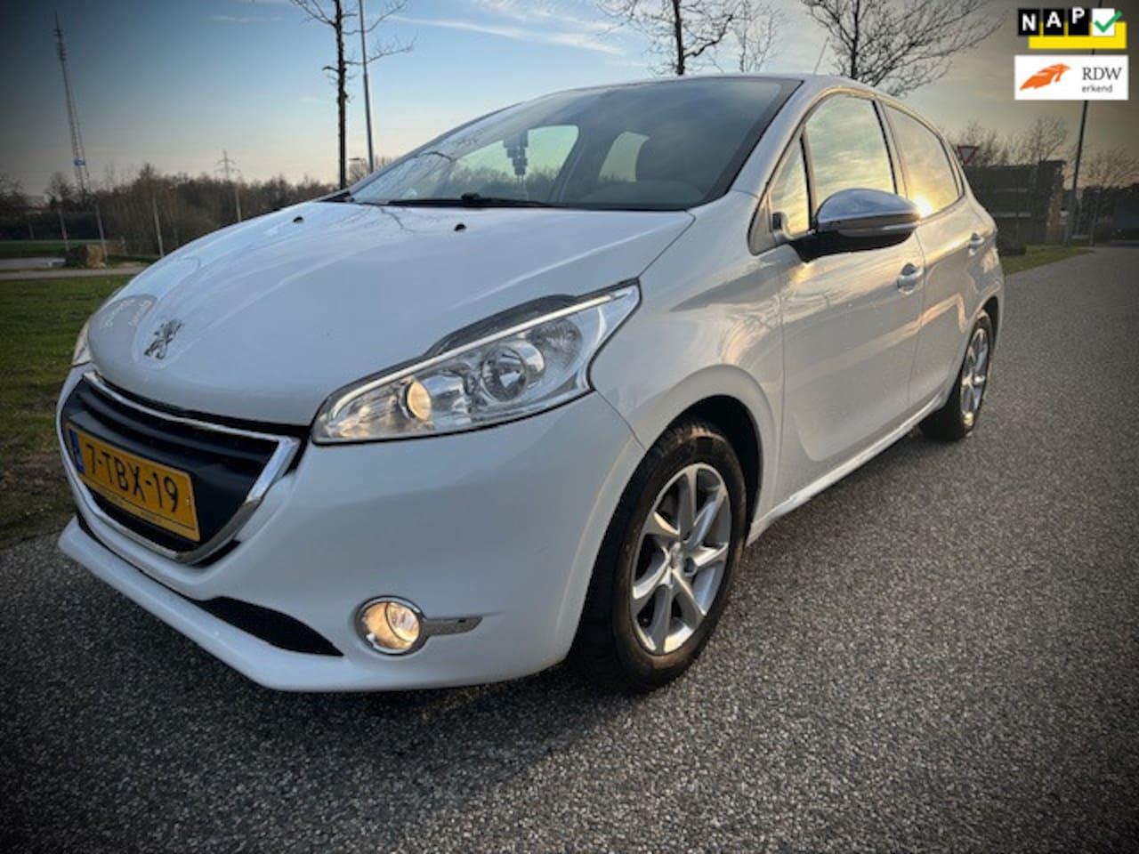 Peugeot 208 - 1.2 Vti Oxygo 1.2 VTi Oxygo, NAVIGATIE, LED PAKKET, 15 INCH LM, DISTRIBUTIE NIEUW!! - AutoWereld.nl