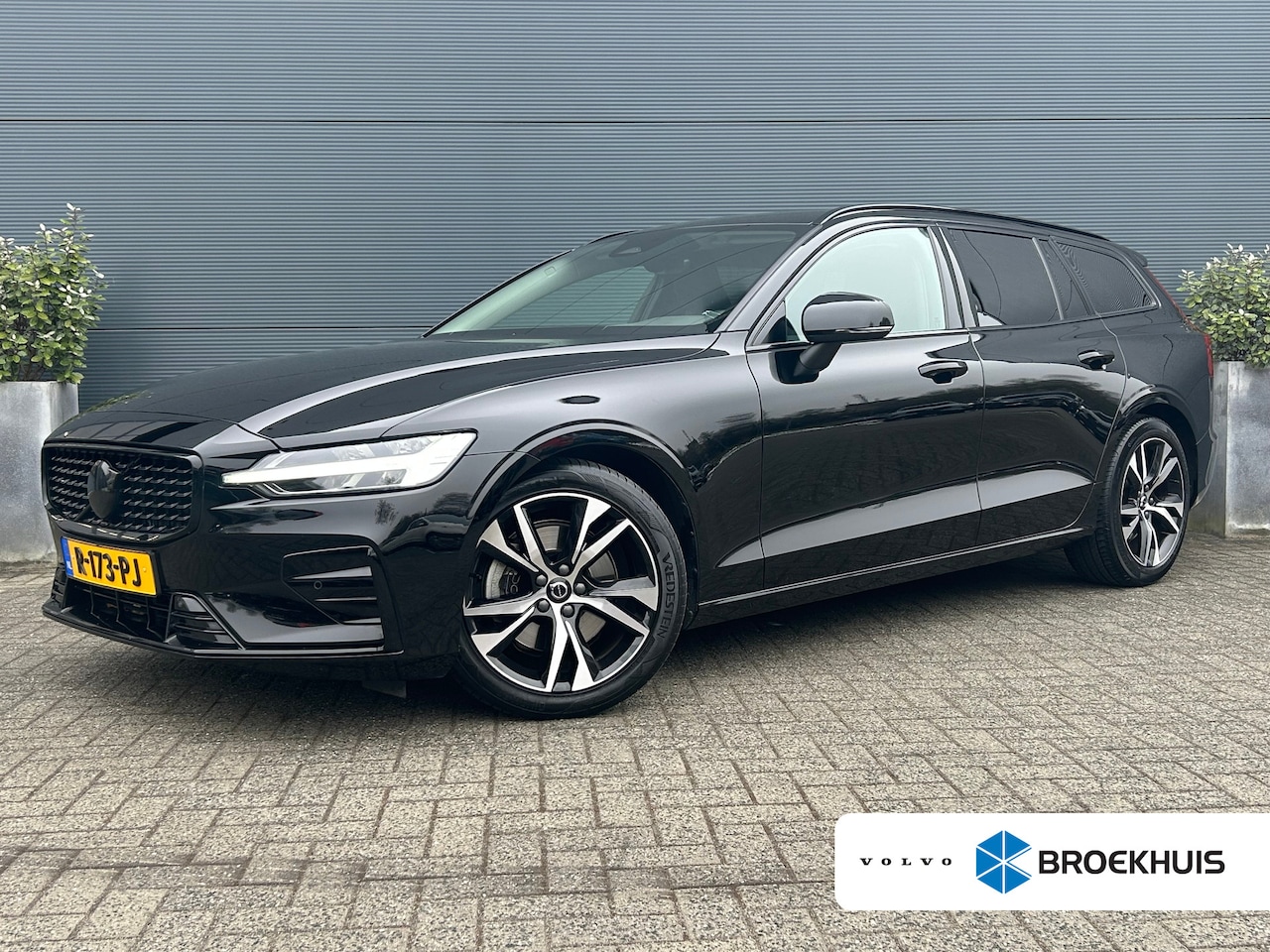 Volvo V60 - 2.0 B3 Plus Dark | Pilot Assist | Black pakket | Memory | Stuurwiel verwarmd | Camera | - AutoWereld.nl