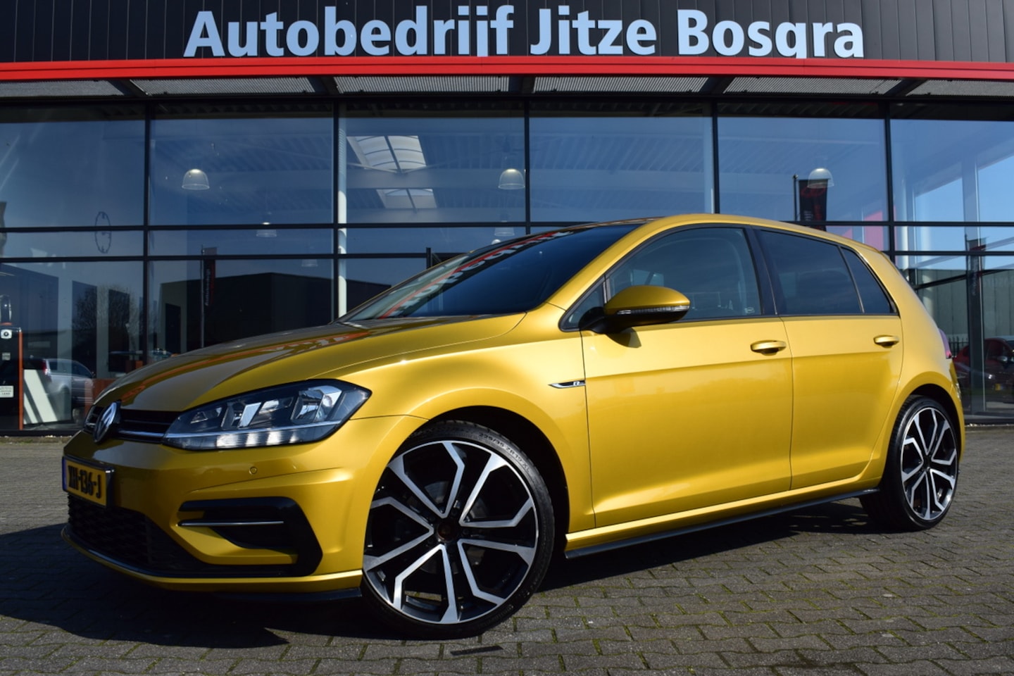 Volkswagen Golf - 1.0 TSi Highline R-Line Alcantara | ECC | Carplay | Adap. Cruise | Volledig Onderhouden!! - AutoWereld.nl
