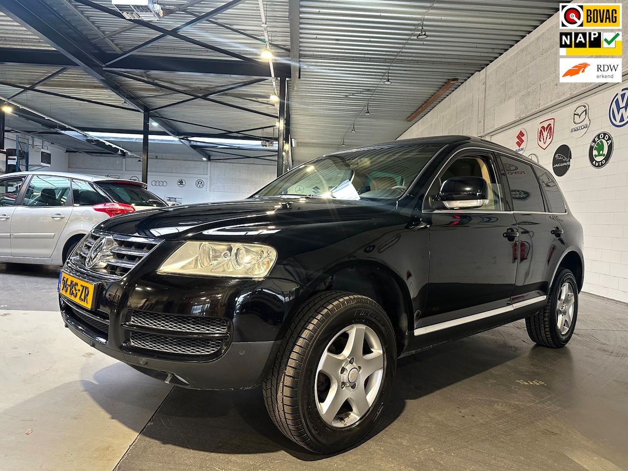 Volkswagen Touareg - 2.5 TDI/Trekhaak/Zeer nette auto/Apk nieuw bij aflevering - AutoWereld.nl