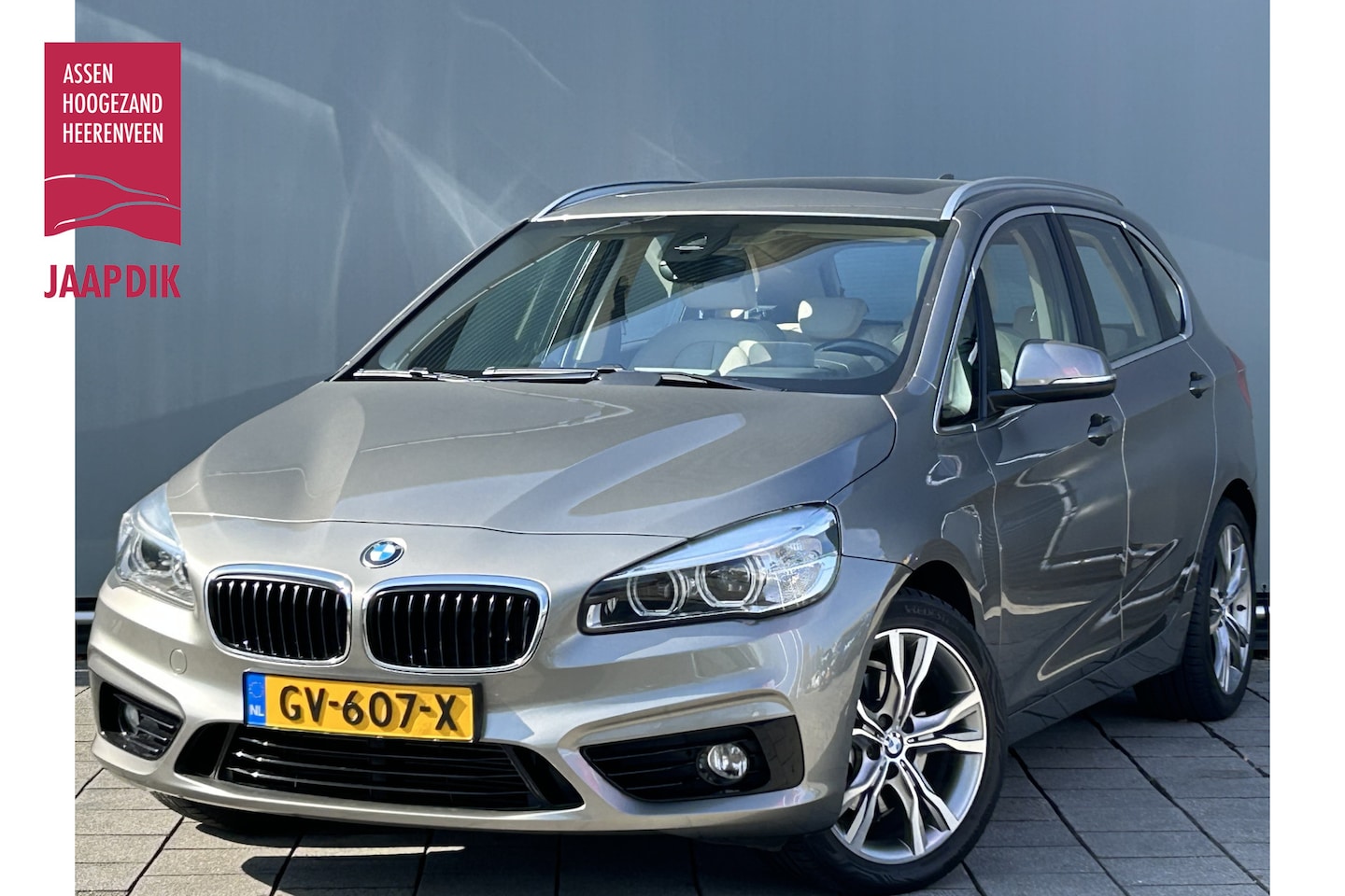 BMW 2-serie Active Tourer - BWJ 2015 | 220i 192PK Sport AUTOMAAT | PANO DAK | TREKHAAK | LEER | SPORTSTOELEN | 18'' L - AutoWereld.nl