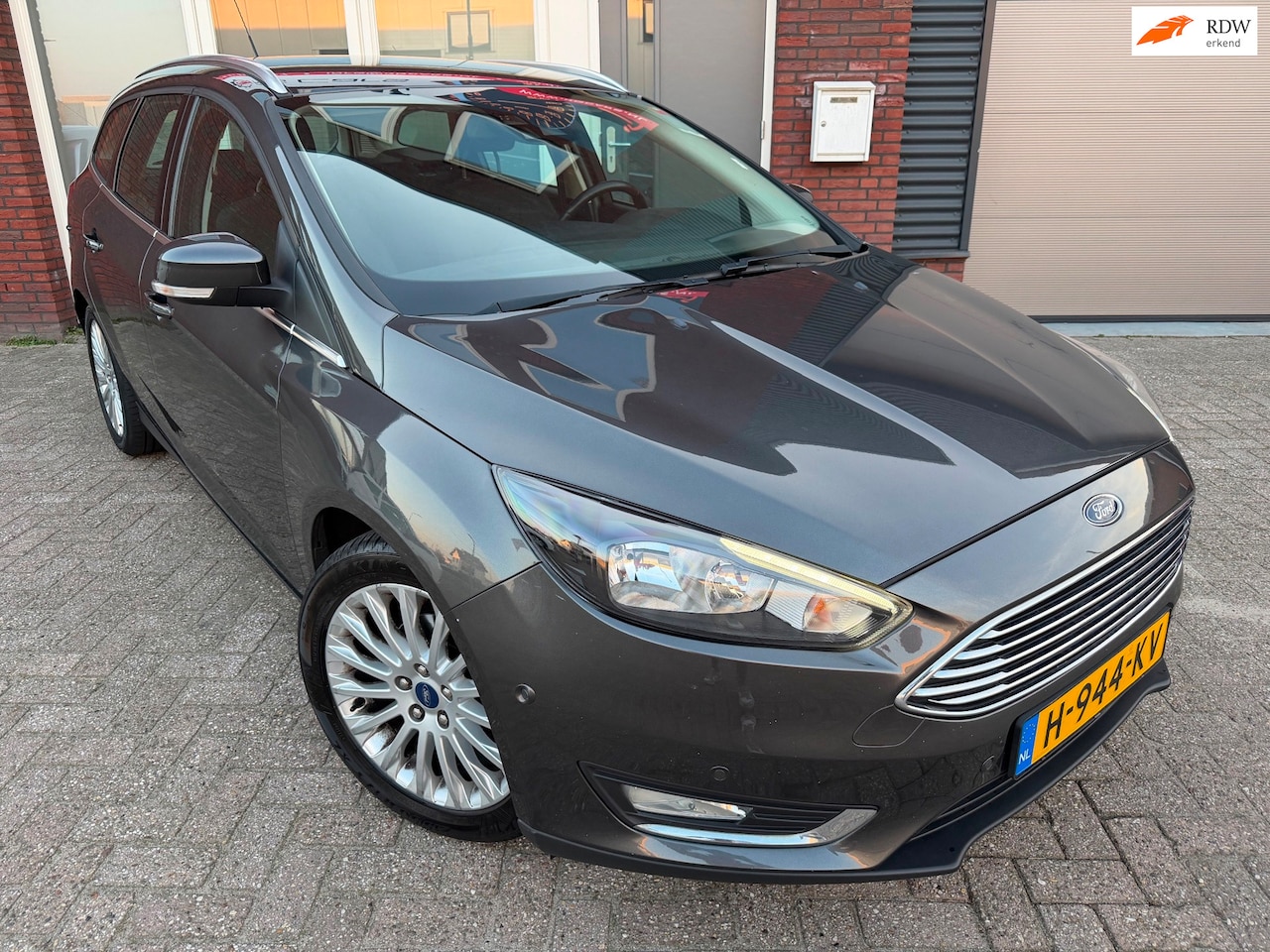 Ford Focus Wagon - 1.0 Titanium / Navi / PDC / Park Assist / LED - AutoWereld.nl